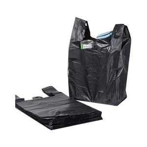 กระเป๋าใส่เสื้อยืดสีดำแบบกำหนดเองสีดำ HDPE/LDPE กันรั่วซึมและวัสดุรีไซเคิลสำหรับใช้ในซูเปอร์มาร์เก็ตพร้อมการพิมพ์ลายกราเวียร์ - Product Image 1