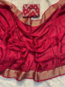 Sari en viscose chinon à motifs tissés avec un chemisier en soie banarasi dola - Product Image 6