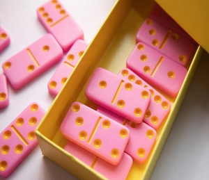 Jeu de dominos en bois coloré personnalisable en gros, dominos double six et dominos en bois colorés avec boîte en bois et 28 pièces - Product Image 4