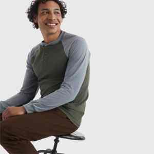 Camiseta de manga larga raglán para hombre con tapeta de botones, ropa de calle informal, Mangas de contraste, cuello redondo de algodón 100% - Product Image 3