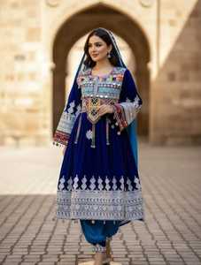 Robe longue fluide à manches longues en mousseline de soie avec des imprimés culturels, taille empire, style afghan - Product Image 2