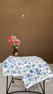 Tissu en rayonne imprimé à la main avec des motifs floraux bleus, tissu imprimé à la main en bloc, vendu au mètre - Product Image 3