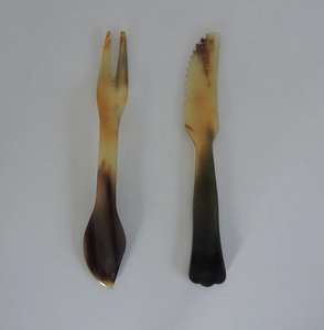 Ensemble de cuillères en corne artisanale vintage et surface naturellement texturée pour les tables rustiques et les repas traditionnels - Product Image 1