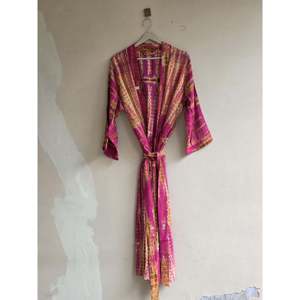 Peignoir Kimono Tie-Dye en Soie Crêpe Style Bohème pour un Look Vacances, Doux et Confortable, Idéal comme Cache-Maillot de Bain - Product Image 3