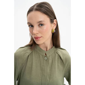 Vestido de Lino Color Caqui con Cuello Mandarín, Estampado Floral y Volantes - Product Image 5