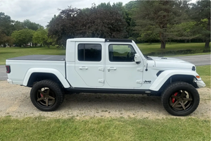 พร้อมขับขี่ - รถพวงมาลัยซ้ายมือสอง |   รถจี๊ป แกลดิเอเตอร์ รุ่นปรับปรุงปี 2023 ความสูงพิเศษ เครื่องยนต์ดีเซล - Product Image 2