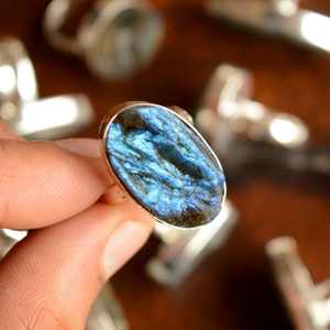 แหวนหินลาบราดอไรต์สีฟ้าแหวนอัญมณีชุบเงินเยอรมันทำด้วยมือเครื่องประดับคริสตัลลาบราดอไรต์ดิบสำหรับแหวน - Product Image 2