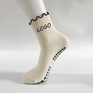 Chaussettes Pilates tricotées respirantes pour femmes Logo brodé personnalisé à volants Heart Grip Design Alo Chaussettes en gros - Product Image 2