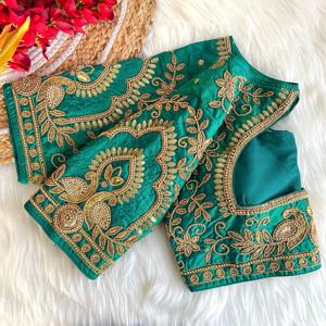 Robe en soie Banarasi lourde moderne avec beau fil de paon et travail Aari sur les manches et le dos - Product Image 4