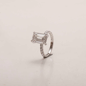 Bague en diamant CVD de laboratoire taille émeraude de 1,50 carat / Halo caché avec pavé demi-éternité - Parfaite pour les fiançailles - Product Image 5