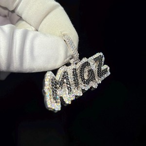 Colgante de Letra con Moissanita Redonda VVS1 de 2.60 CTW en Plata 925 para Mujer, Estilo Hip Hop con Baño de Oro Rosa de 1.5 Pulgadas - Product Image 1