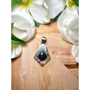 Colgante artesanal navajo con bisel de sugilita y plata de ley, con turquesa y baño de rodio, ideal como regalo. - Product Image 1