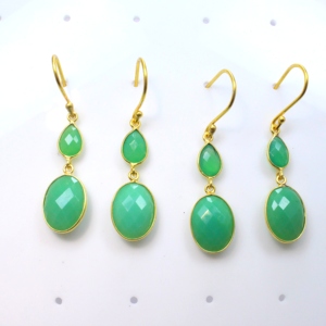 Chrysoprase Calcedonia Piedras facetadas Pendientes de gota de oro Joyería de latón de moda Cuelga para bodas - Product Image 3