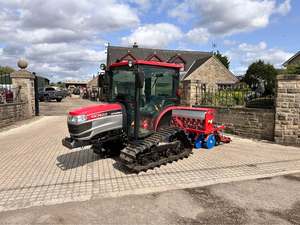 Tracteur compact à chenilles Mitsubishi GCR22 22HP 4WD avec planteuse/semoir SKLP 9 rangs 2024 - Product Image 2