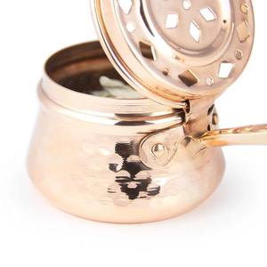 เตาเผาบาคูร์ทองแดงขัดเงาหรูหรา พร้อมด้ามจับยาว ใช้งานง่ายและปลอดภัย เหมาะสำหรับใช้ในวัด ผลิตด้วยมือจากอินเดีย - Product Image 3