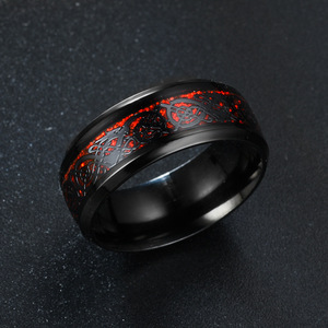 Anello Celtico con Drago in Fibra di Carbonio Rossa da 8mm per Uomo, Bordo Smussato, Fede Nuziale con Drago per Donna, Gioielli da Uomo - Product Image 1