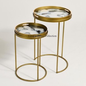 Table d'appoint et gigogne multifonctionnelle en métal plaqué or brillant, accessoires de conception luxueuse faits à la main. - Product Image 1