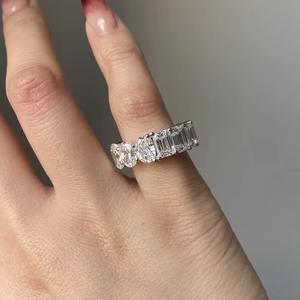 Alliance de mariage éternelle en or blanc 14K/18K avec émeraude et diamant ovale de laboratoire cultivé Provence Gem EF VS2+ 5x7MM - Product Image 4