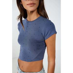 Blusa Corta Informal con Cuello Redondo, 100% Algodón, Bordado de Piedras, Corte Asimétrico, Logotipo en la Parte Delantera - Product Image 2