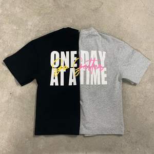 Camiseta de algodón de gran tamaño a granel de peso pesado OEM para hombres, Impresión de logotipo personalizado, antiarrugas, manga corta, talla grande, stock informal - Product Image 1