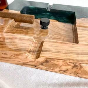 Nouvel arrivage de cendrier en résine époxy et bois de forme carrée au design moderne avec logo de couleur personnalisé portable pour l'intérieur et l'extérieur - Product Image 1
