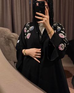 Abayas Élégantes et Modestes Brodées à la Main pour Femmes - Product Image 1