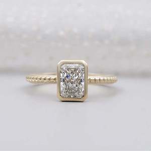 Bague de fiançailles gravée à la main avec diamant taille radiant serti clos et halo caché, certifiée IGI - Product Image 1