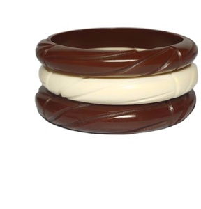 Nouvel ensemble de bracelets en résine acrylique jaune sculptée avec clous argentés – Bracelets tendance et élégants en résine – Bijoux de mode unisexe pour femme et soirée - Product Image 4