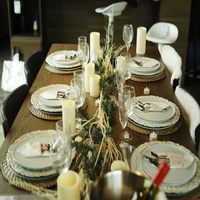Assiettes de Présentation en Plastique Blanches avec Bord Doré pour Décoration d'Hôtel, Vente en Gros d'Usine pour Mariages et Fêtes