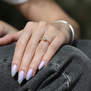 Anillo de compromiso de diamante de moissanita de corte ovalado de 6x4mm en oro | Joyería de Boda nupcial de piedra lateral delicada - Product Image 4