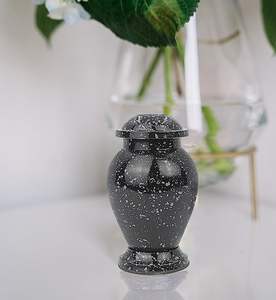 Embrace Keepsake Ángulo blanco Orando Urnas de cremación Venta caliente Diseño clásico Pequeño recuerdo Hecho India - Product Image 5