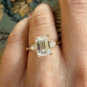 Diamant de laboratoire 14K or blanc massif taille émeraude Bague à trois pierres avec diamants poire 2.30 carats Diamants - Product Image 1