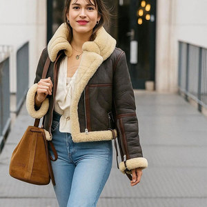 Veste en cuir shearling respirante et écologique pour femme, qualité supérieure, légère, tricotée, avec logo frontal et coupe raffinée - Product Image 6