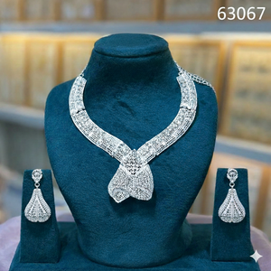 Ensemble de bijoux à nœud papillon, collier élégant en filigrane complexe avec boucles d'oreilles pendantes en forme de larme assorties 63067 - Product Image 1