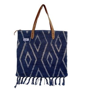 Bolso de mano tradicional con estampado de bloques índigo de algodón hecho a mano, parte inferior abierta con flecos de cuero marrón con un hermoso diseño de alfombra - Product Image 5