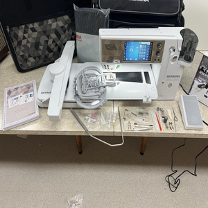 Machine à coudre, à quilter et à broder B-e-r-n-i-n-a B 880 Plus C-r-y-s-t-a-l Edition + Valise - Product Image 1