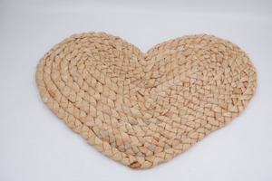 Napperon en jacinthe d'eau tissée en forme de coeur Produits écologiques Fabriqué au Vietnam Décoration de table Napperon tissé en gros - Product Image 6