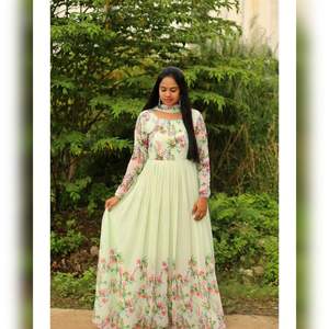 Precios directos de fábrica Fancy Heavy Designer Anarkali Trajes de estilo para uso de fiesta Usos Mujeres que usan vestidos Fabricación en India - Product Image 2