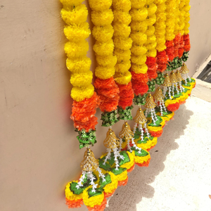 Guirnalda de caléndula artificial esponjosa hecha a mano de 6 pies con campanas y hojas para Diwali Navratri Home & Mandir Decoration - Product Image 1