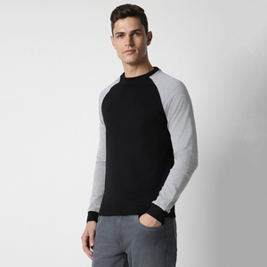 Sudadera de cuello redondo con mangas raglán en negro y gris para hombre, corte regular, tejido de algodón, estilo casual para otoño. - Product Image 6