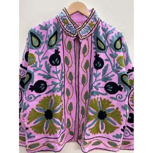 Veste en coton Suzani rose orchidée Bagh-e-Anar brodée à la main avec des motifs olive et ardoise, idéale pour la saison printanière - Product Image 3