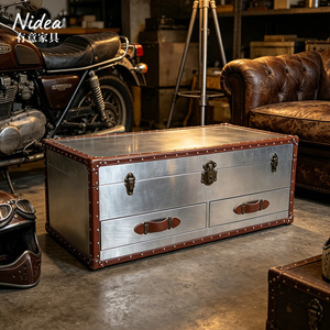 Table basse vintage en aluminium style aviateur industriel avec tiroirs et garnitures en <span class=keywords><strong>cuir</strong></span> bordeaux pour bar à domicile ou salon - Product Image 1