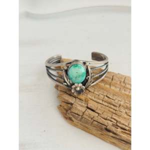 Brazalete de Plata de Ley y Turquesa de la Valle Esmeralda, Hecho a Mano por Artistas Navajo, Accesorio de Moda - Product Image 1
