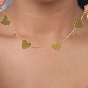 Collier et bracelet avec pendentif fin en forme de plusieurs cœurs en perle d'eau douce argentée - Product Image 1