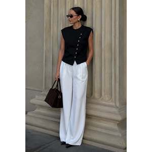 Blouse en tricot à col ras du cou avec détail bouton asymétrique - Blanc - Blanc - Product Image 4