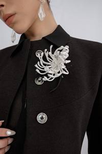 Blazers de manga larga de estilo minimalista para mujer, conjunto de ropa de mujer de 5 botones, blazer a medida ALAI, tela Jacquard de arena, ANT blanca - Product Image 5