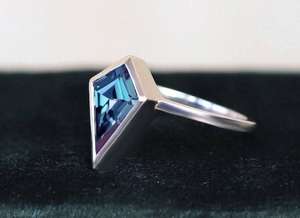 Anillos de compromiso de diamantes cultivados en laboratorio con corte de cometa azul con vástago dividido personalizado en oro macizo de 14 quilates, anillo elegante de moda - Product Image 2