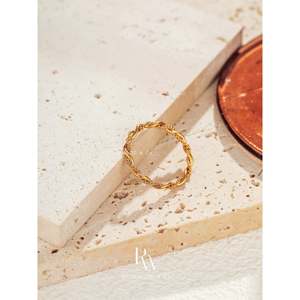 Anello Vintage in Oro, Non Ossidabile, Super Sottile, Impilabile, Impermeabile, Stile Minimalista con Fascino Retrò, Regalo per la Mamma - Product Image 4