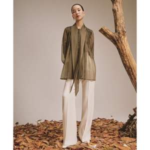 Chemisier élégant Breeze fabriqué au Vietnam pour dames Vêtements de bureau de haute qualité avec un style de mode simple pour la collection d'automne ODM Supply - Product Image 2