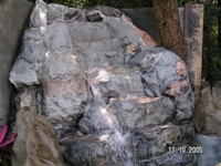 KNT Creations Grande Fontaine d'Angle en Pierre Texturée Effet Cascade, Faite à la Main en Fibre de Verre, Résistante aux Intempéries, Ornements de Jardin en Granit